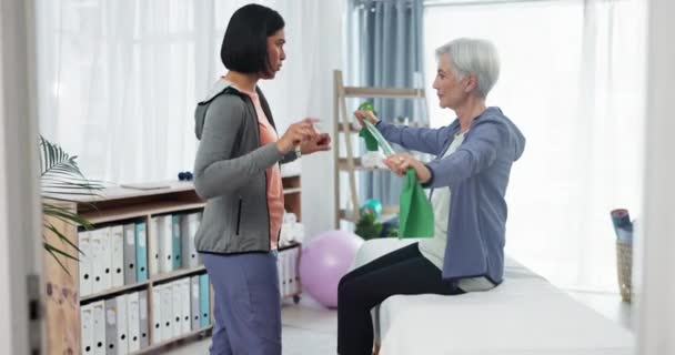 Fisioterapia Consultoría Fitness Con Anciana Banda Para Evaluación Soporte Fisioterapia — Vídeo de stock
