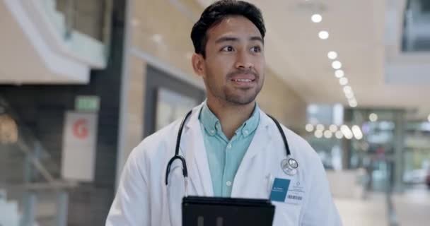 Tablet Sök Och Läkare Promenader Sjukhuskorridor Med Hjälp Internet Eller — Stockvideo