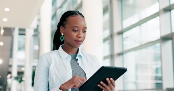 ビジネス女性 タブレット 研究や電子メールのためのインターネット接続でオフィスで考えます ソーシャルメディア ネットワーキング コミュニケーションアプリのためのオンラインウォーキング テクノロジー アフリカの女性起業家 — ストック動画