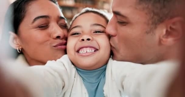 Kız Ebeveyn Yüzü Öpülmüş Selfie Gülümseme Post Blog Aile Evindeki — Stok video