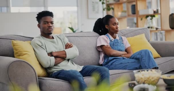 Svart Par Ignorera Och Ledsen Skilsmässa Eller Konflikt Stress Äktenskapskris — Stockvideo