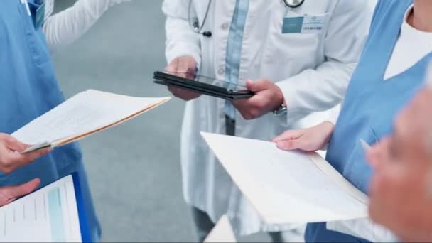 Menschen Arzt Und Hände Beim Treffen Mit Dokumenten Oder Tabletten — Stockvideo