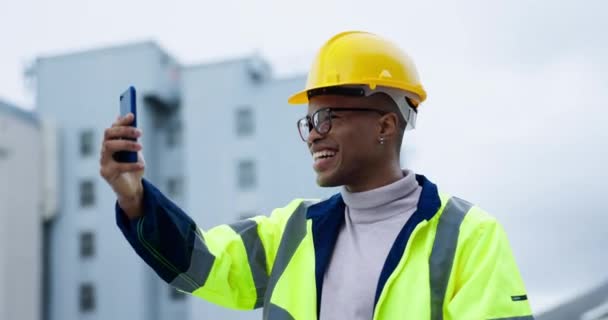 Chamada Vídeo Apontando Engenharia Com Homem Negro Cidade Para Mídias — Vídeo de Stock