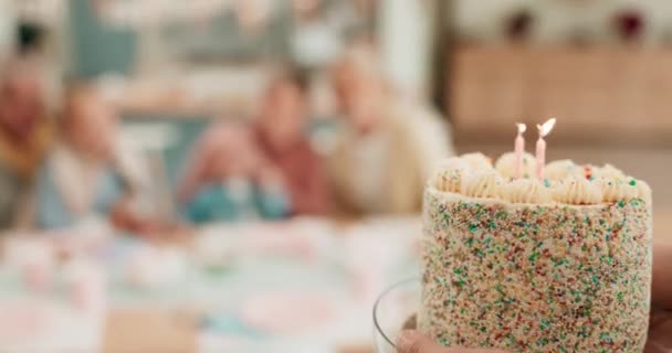 誕生日ケーキ ろうそく 幸せな家族は 子供たちと一緒に家でサプライズで祝います お祝い おめでとう 愛とデザートの子供のためのパーティーの人のグループ — ストック動画
