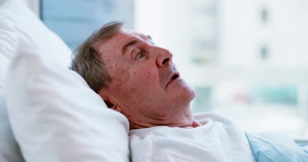 病院のベッドのシニアマン ストレスは 治療またはがんの治癒のためのクリニックで恐怖や医療で 高齢者 救急室にいる方 — ストック動画
