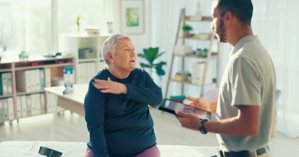 Physiotherapie Tablette Und Mann Mit Frau Für Beratung Medizinische Versorgung — Stockvideo