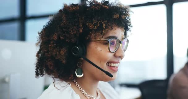 コールセンター ヘッドセット 女性が地下室で笑顔で話し サポートします カスタマーサービス テレマーケティング またはヘルプデスクのアドバイスのためのコンピュータの女性コンサルタントまたはエージェント — ストック動画