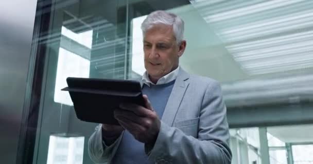 Mand Tablet Leder Elevator Kontorbygning Til Planlægning Forskning Online Rapport – Stock-video