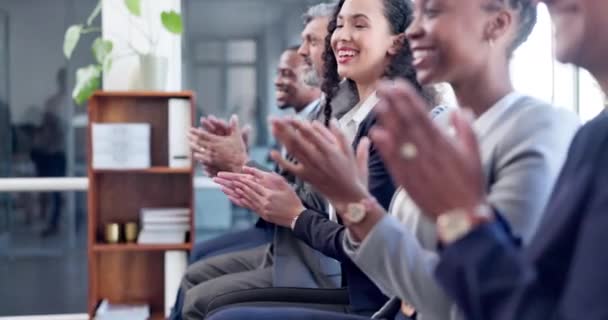 チームプレゼンテーション セミナー オフィスでのワークショップのために ハッピービジネスの人々 お祝い 会議で達成またはチームワークの成功のために幸せに取り組む従業員のグループ — ストック動画