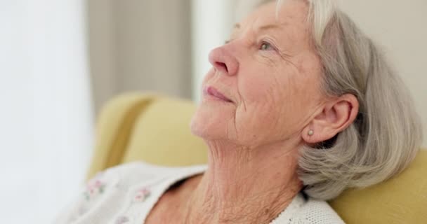 老年妇女 脸和思想在沙发上呆在家里 回忆悲伤的回忆 并在退休时放松下来 严重的老年人或在有精神健康 情绪或老年痴呆症的护理机构的老太太 — 图库视频影像