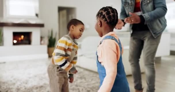 和父母一起在一个自由 团结或一起搬家的房子里跳舞 开心和面对孩子们 肖像和一个精力充沛的黑人家庭 在一个家的客厅里疯狂而有趣 — 图库视频影像