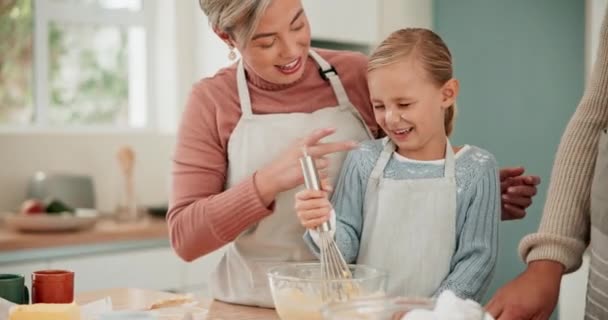 쿠키를 부엌에서 어머니와 플레이 밀가루 행복한 가정에서 조리법을 가르치는 엄마와 — 비디오