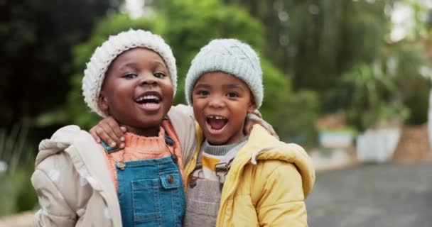 子供の友人が公園で一緒にボンディング 遊びのために抱擁しています 友情と冒険のために一緒にアウトドアガーデンで抱擁するアフリカの子供たちのエキサイティングで笑顔と肖像 — ストック動画