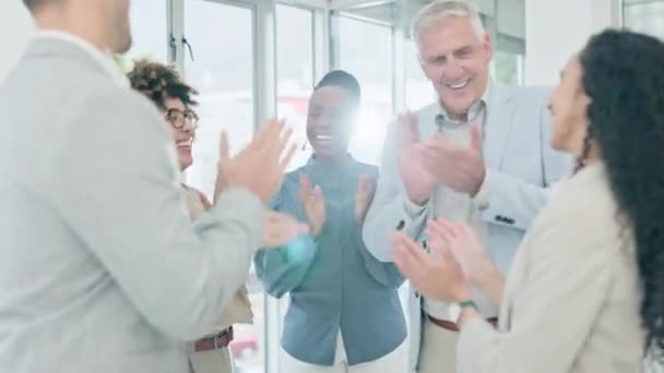 オフィスでのチームワークの達成 またはミッションのためのビジネスマン 拍手と祝賀 チームビルディング 職場での会社の成長に感謝する従業員のグループ — ストック動画
