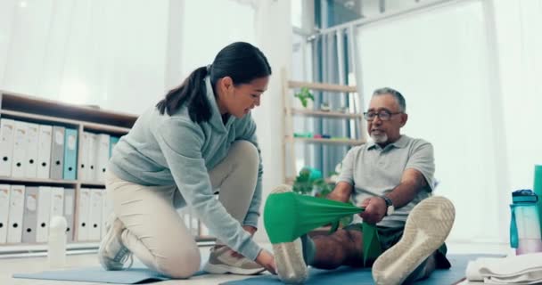 生理療法士 バンドまたは老人は 移動リハビリテーション運動のための物理療法を助けるために足を伸ばします 高齢者 耐性バンドまたは筋肉柔軟性のための理学療法のワークアウト — ストック動画