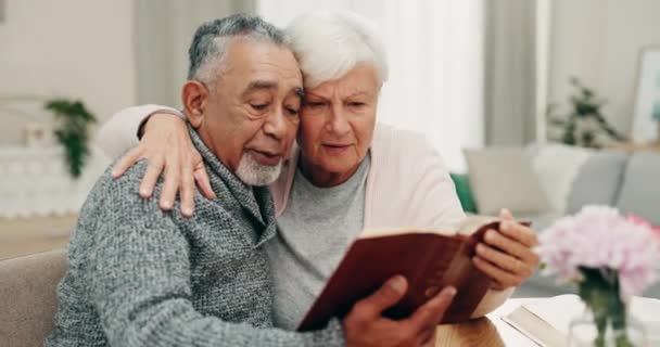 Bibel Gott Und Ein Älteres Ehepaar Das Hause Gemeinsam Ein — Stockvideo