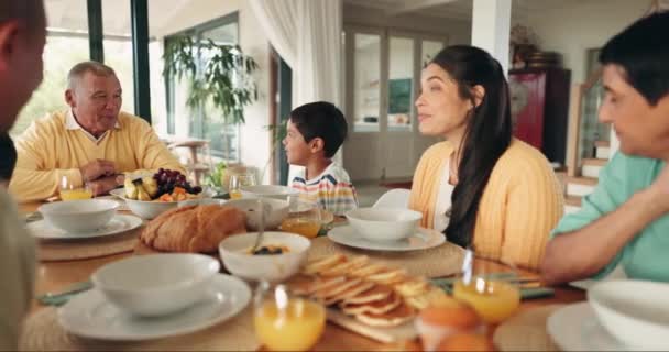 大きな家族 ディナーテーブル パーティー そして家で集まって ブランチ 食べ物 祖父母 子供たちが会話し 健康と健康のために食べ始める準備ができています — ストック動画