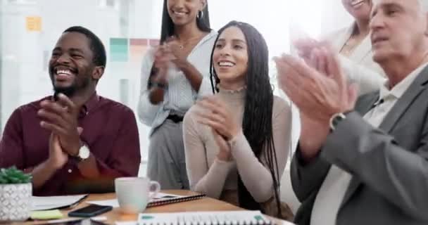 生意人快乐 在办公室为团队合作的成功或晋升而欢呼 员工集体鼓掌祝贺团队的成就 胜利或在工作场所的目标 — 图库视频影像