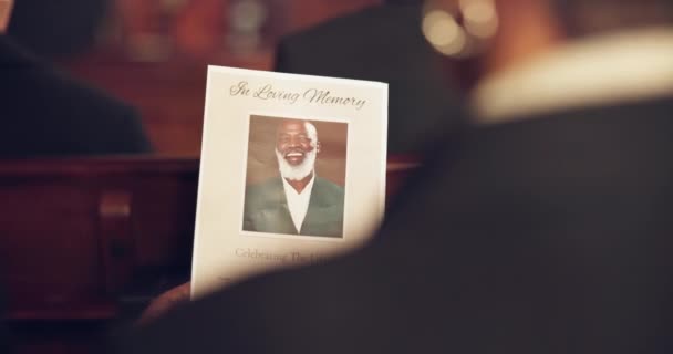 장례식 프로그램 프로그램을위한 교회에서 팜플렛에 남자의 아버지와 예배당에서 가족에 — 비디오