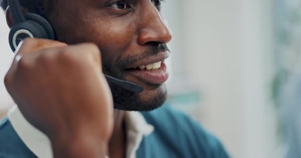 Çağrı Merkezi Ofisteki Gülümseme Adamı Müşteri Hizmetleri Için Danışmanlık Yapıyor — Stok video