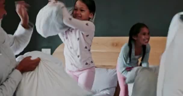 卧室和孩子们在枕头上和他们的父母争夺乐趣 嬉闹或结合在一起 微笑和女孩在家里和父母一起在床上玩耍 — 图库视频影像