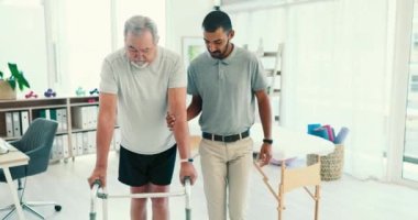 Dostum, fizyoterapi ve yaşlı Walker 'la klinikte yürüyüş egzersizi ya da terapi yapan yaşlı bir hasta. Profesyonel erkek fizyoterapist olgun insanların hareket etmesine yardımcı oluyor..