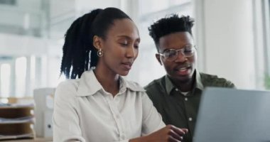 İş adamları, dizüstü bilgisayarlı toplantı, sohbet ve satış büyümesi için planlama, beyin fırtınası veya web tasarımı. Bir proje için işbirliği, konuşma veya araştırma yapan siyahi erkek, kadın veya bilgisayar.