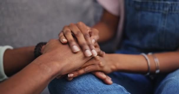 Közelkép Otthon Pár Kéz Kézben Empátia Együttérzés Bánattal Reménnyel Támogatással — Stock videók