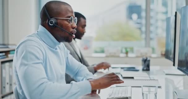 Consulta Call Center Videochamada Computador Homem Negro Explicam Serviço Empréstimo — Vídeo de Stock