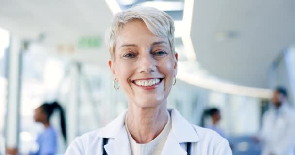 在澳大利亚 面部和医生在医院接受医疗服务 外科手术或咨询时都会微笑 在繁忙的诊所工作的快乐外科医生 高级经理和医疗治疗师的画像 — 图库视频影像