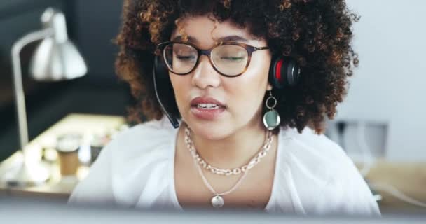 Müşteri Hizmetleri Çağrı Merkezi Danışma Destek Için Kulaklıkla Konuşan Bir — Stok video