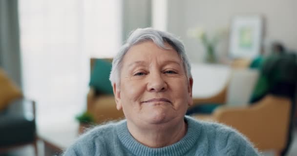 在客厅里 脸和一位老年妇女一起在家里放松一下 在一幢充满自信 自豪和成熟的房子的休息室里 一个老人的快乐 镇定和特写 — 图库视频影像