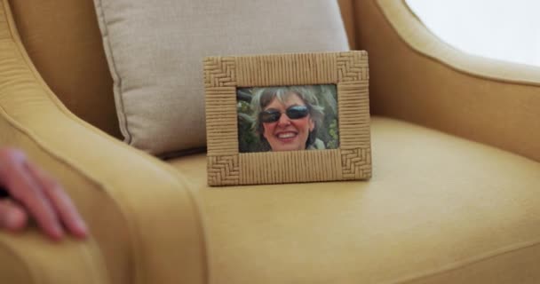 Dor Perda Fotografia Memória Casa Cadeira Mulher Falecida Esposa Mãe — Vídeo de Stock