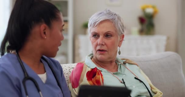 Медсестра Пожилая Женщина Говоря Результатах Тестов Консультации Обновления Диагноза Больнице — стоковое видео