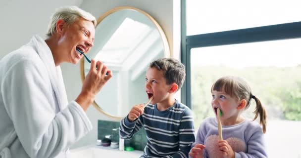 Мати Діти Ванна Кімната Викладанням Чищенням Зубів Доглядом Ротом Яснами — стокове відео