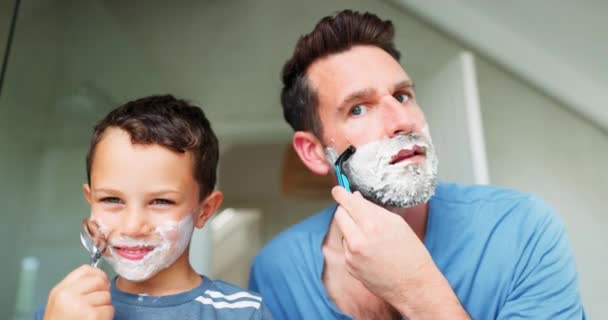 Twarz Golenie Ojciec Uczący Syna Pielęgnacji Higienie Łazience Ich Domu — Wideo stockowe