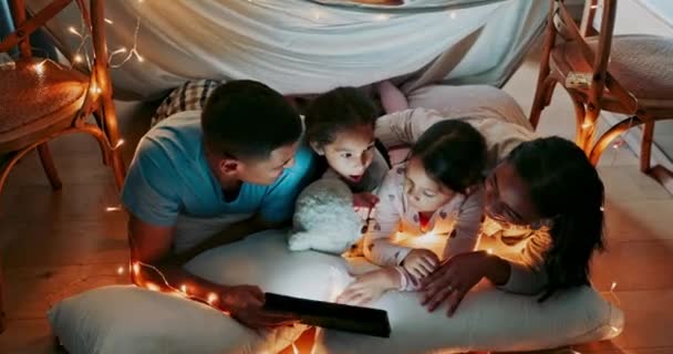 Noite Quarto Família Com Tablet Streaming Filme Felicidade Com Ligação — Vídeo de Stock