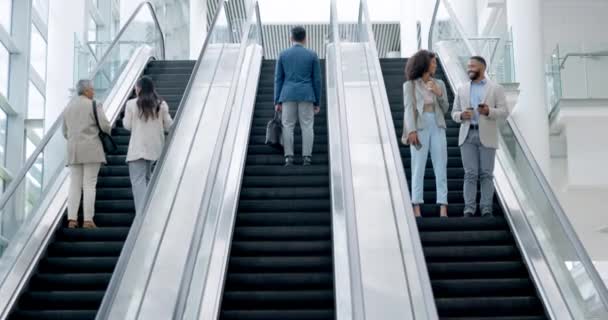 Insanlar Havaalanında Yürüyen Merdiven Merdiven Uçuş Terminalinde Lobide Lobide Seyahat — Stok video