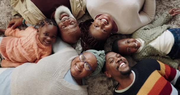 祖父母 子供の肖像画は 家庭で結びつき そして関係を結ぶために床にあります 黒人の家族の上に おばあちゃんとおじいちゃんと子供がリビングルームでママとパパとリラックス — ストック動画