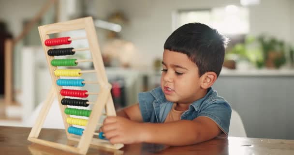 数学和有算盘的儿童学习 学习和教学促进发展 学校和男孩在家里与教育玩具一起就餐 学习知识 计数和学术课程 — 图库视频影像