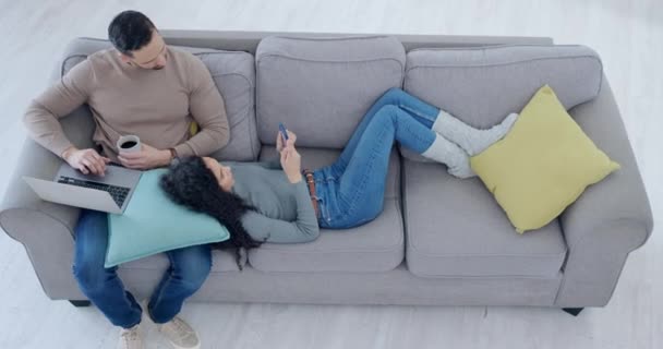 Draufsicht Entspannen Und Sich Auf Dem Sofa Mit Technologie Für — Stockvideo