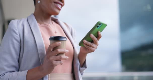 Bizneswoman Wpisując Telefon Kawę Przez Okno Biurowe Komunikacji Lub Networking — Wideo stockowe