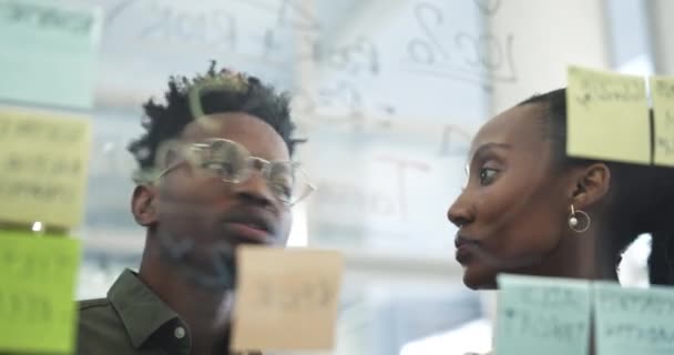 Чорношкірі Люди Зустрічі Планування Графіку Мозкового Штурму Стратегії Ідей Скляній — стокове відео