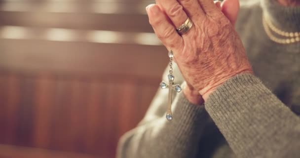 老年人 女人和祈祷与念珠在教堂与手与信心与治疗在耶稣基督里 在主教座堂寻求和平或与上帝宽恕的服装 调解和精神上的老年女性 — 图库视频影像
