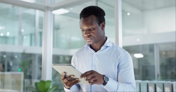 管理プロジェクト 会社のデータ またはオンライン成長統計に満足しているオフィスのタブレット 研究および黒人 マネージャーの仕事 企業の肖像画 アフリカ人の笑顔Eコマースのウェブレポート — ストック動画