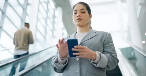 Schody Ruchome Telefon Szczęśliwa Kobieta Biznesu Biurowcu Dostępem Internetu Osoba — Wideo stockowe