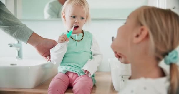 Feliz Cantando Crianças Escovando Dentes Com Pais Manhã Para Rotina — Vídeo de Stock