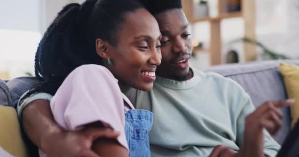平板电脑 家庭或黑人夫妇在社交媒体上购买互联网连接电子商务 拥抱或快乐的女人与非洲男人交谈或交谈 或一起阅读新闻博客来放松自己 — 图库视频影像