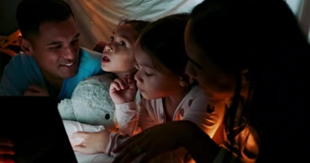 Nat Soveværelse Familie Med Tablet Kærlighed Streaming Film Kvalitetstid Eller – Stock-video