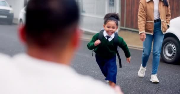 Kom Thuis Meisje Student Knuffelen Haar Vader Buiten School Onderwijs — Stockvideo